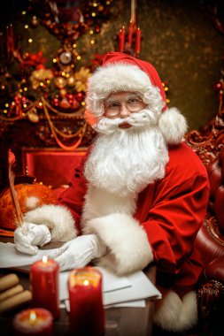 Sihirli Noel. Kibar Noel Baba güzel bir Noel ortamında bir masaya oturur ve bir mektup yazar. Noel Baba 'nın posta ve teslimat servisi.