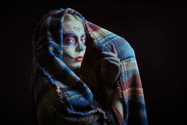 Cadılar Bayramı. Siyah arka planda Calavera Atrina makyajı olan güzel ve korkutucu bir kızın portresi. Ölüler Günü 'nün sembolü. Kafatası şekeri kız. Dia de los Muertos.