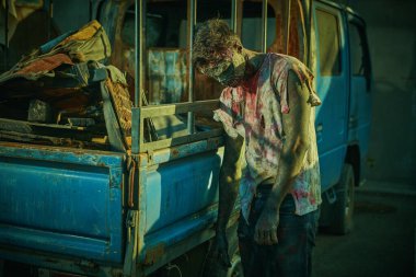 Zombi kıyameti. Yok edilmiş şehirde kızgın ve kanlı bir zombi adam. Cadılar Bayramı. Korku filmi. 