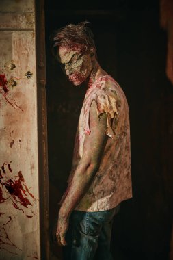 Zombi kıyameti. Harap olmuş bir şehirde korkunç bir zombi adam. Cadılar Bayramı. Korku filmi.