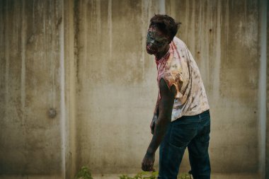 Zombi kıyameti. Sinirli kanlı zombi adam fotokopi alanı olan kasvetli kirli bir arka plana karşı. Cadılar Bayramı. Korku filmi. 