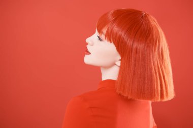 Parlak kırmızı dudaklı ve kızıl saçlı sevimli bir kız. Kırmızı stüdyo geçmişi. Güzellik, makyaj. Saç stili, saç boyası. Modaya uygun kırmızı renk. Boşluğu kopyala.