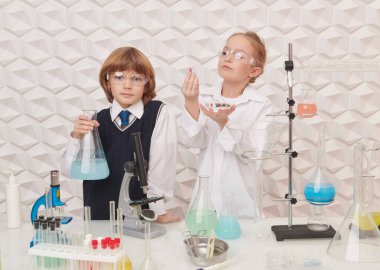 Laboratuvarda deney yapan iki zeki çocuk bilim adamı. Eğitici bir kavram. Çocukların erken gelişimi.