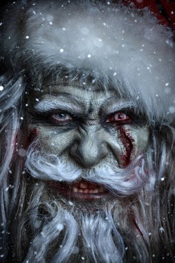 Korkunç Noel ve yeni yıl. Kameraya bakıp sırıtan korkunç zombi Noel Baba 'nın yakın plan portresi. Karanlık arka plan ve ay ışığı. Cadılar Bayramı.
