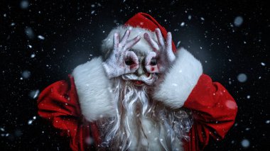 Korkunç bir Noel Baba zombisinin portresi. Geceleri kar altında durup eğleniyor. Noel 'de kabus. Cadılar Bayramı.
