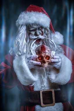 Cadılar Bayramı ve Noel partisi. Korkunç ve havalı DJ zombi Noel Baba kulaklıklı bir kafatası tutuyor.. 