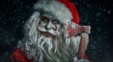 Şeytani zombi Noel Baba gece ay ışığında elinde baltayla kar altında sinsice gülümsüyor. Noel 'de kabus. Cadılar Bayramı.