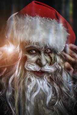 Zombiler için Noel partisi. Korkunç ve havalı DJ zombi Noel Baba kulaklık takıyor. Siyah arkaplan ve festival ışığı. Cadılar Bayramı. 