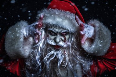 Korkunç bir zombi Noel Baba portresi. Gecenin bir yarısı kar altında durup işaret parmağını kameraya doğrultuyor. Noel 'de kabus. Cadılar Bayramı.
