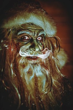 Korkunç Noel ve yeni yıl. Kameraya bakıp sırıtan korkunç zombi Noel Baba 'nın yakın plan portresi. Cadılar Bayramı.