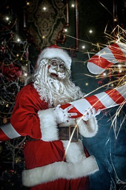Korkunç zombi Noel Baba Noel süslemesi ve örümcek ağıyla çevrili ve şeytanca gülümseyen bir odada Noel şekeri kamışını tutuyor. Noel 'de kabus. Cadılar Bayramı