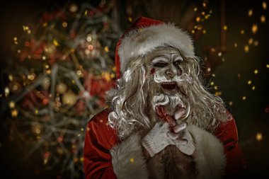 Korkunç Noel ve yeni yıl. Korkunç bir zombi Noel Baba örümcek ağları, gülümsemeler ve selamlarla dolu bir Noel süslemesi ile bir odada duruyor..