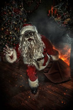 Noel 'de kabus. Cadılar Bayramı. Korkunç bir zombi Noel Baba şömineden çıkar ve onu korkutur.. 