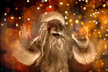 Korkunç Noel ve yeni yıl. Korkunç bir zombi Noel Baba Noel süslemesi ve şenlik ışıklarıyla dolu bir odada duruyor. Gülümsüyor ve selamlıyor..