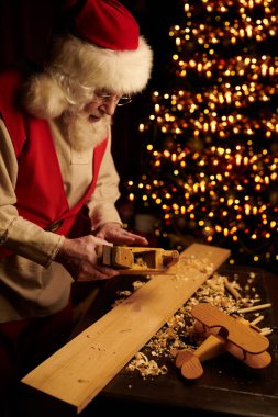 Noel Baba 'nın atölyesi. Noel Baba atölyesinde çalışır sihirli ışıklarla çevrili çocuklara hediye olarak ahşap oyuncaklar yapar. Noel ve Yeni Yıl hazırlıkları. 