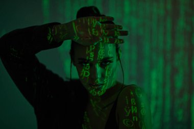 Geleceğin siber kızı. Matrix 'in gölgeleri ve ışığı arasında kendine güvenen çekici bir kızın portresi. Matris biçimi.