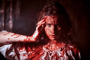 Karanlık, kasvetli bir kalede zayıf bir şekilde duran kana bulanmış zavallı masum bir kızın ürkütücü portresi. Korku, gerilim. Cadılar Bayramı. Vampirler..