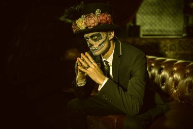 Şatoda zarif ve tehlikeli Baron Samedi. Kafatası şekeri makyajlı yakışıklı adam. Dia de los muertos. Ölüler Günü. Cadılar Bayramı.