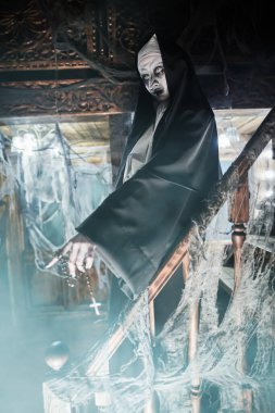 Cadılar Bayramı. Terk edilmiş kilisede elini ileri uzatan lanetli bir rahibenin portresi. Dehşet.