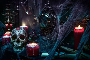 Cadılar Bayramı korkunç hikayeleri. Cadılar Bayramı süslemeleri, yanan mumlar ve etrafındaki örümcek ağıyla eski bir kaledeki karanlık bir odanın portresi.. 