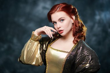 Güzel mavi gözlü, kahverengi ve altın renkli balo elbisesi ve klasik bir arka planı olan sevimli kızıl saçlı kız. Peri Prensesi.