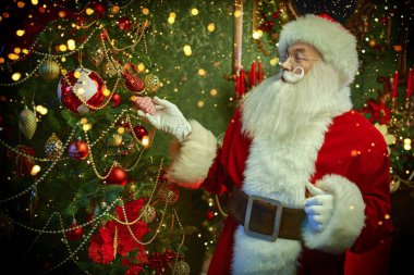 İyi Noel Baba, Noel ağacındaki güzel bir peri masalı Noel odasında oyuncaklara bakıyor. Mutlu Noeller ve mutlu yıllar.!