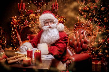 Sihirli Noel. Kibar Noel Baba güzel bir Noel ortamında bir masaya oturur ve bir mektup yazar. Noel Baba 'nın posta ve teslimat servisi.