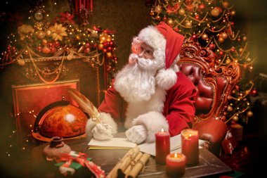 Kibar Noel Baba güzel bir Noel ortamında bir masaya oturur ve bir mektup yazar. Noel Baba 'nın posta ve teslimat servisi. Sihirli Noel.