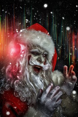 Zombiler için Noel partisi. Korkunç ve havalı DJ zombi Noel Baba kulaklık takıyor. Siyah arkaplan ve festival ışığı. Cadılar Bayramı. 