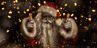 Noel ve Cadılar Bayramı. Korkunç Zombi Noel Baba karanlık arka planda duruyor. Kuzey ışıkları ve şeytanca gülümsüyor. Boşluğu kopyala.