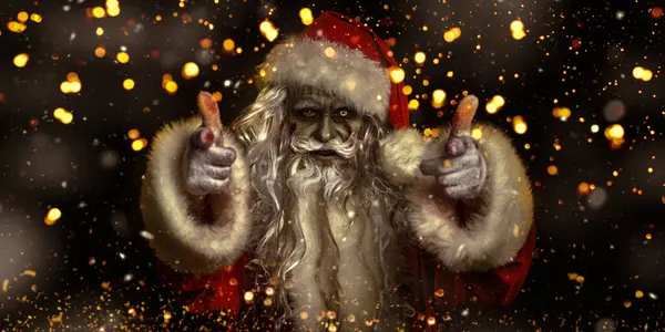 Noel ve Cadılar Bayramı. Korkunç Zombi Noel Baba karanlık arka planda duruyor. Kuzey ışıkları ve şeytanca gülümsüyor. Boşluğu kopyala.
