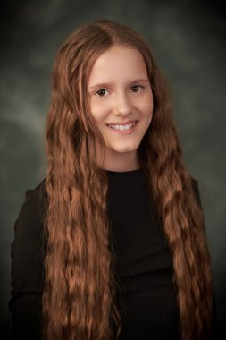 Güzel bir kızın portresi. Uzun kahverengi saçlı ve koyu kahverengi gözlü..