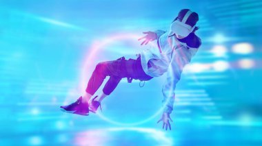 VR oyunları ve teknolojiler. Modern bir genç çocuk sanal gerçeklik gözlüğü takarak havada uçuyor ve kendini oyuna kaptırıyor. Gökyüzü mavisi arkaplan ve parlayan bir enerji alanı.