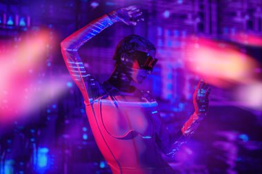 Güzel bir siber punk kızı geleceğin gece şehrinin arka planında duruyor. Siber punk konsepti. Teknoloji ve moda.