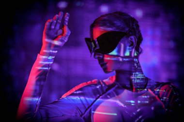 Siber punk konsepti. Güzel bir siber punk kızı geleceğin gece şehrinin arka planında duruyor. Teknoloji ve moda.