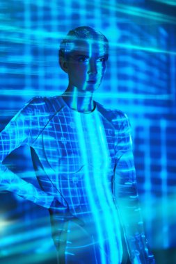 Siber uzay. Fütürist teknoloji tulumlu mükemmel siber kız dijital hologram ve neon mavi ışıkta duruyor. Sanal gerçeklik oyunları. Geleceğin dijital teknolojileri.. 