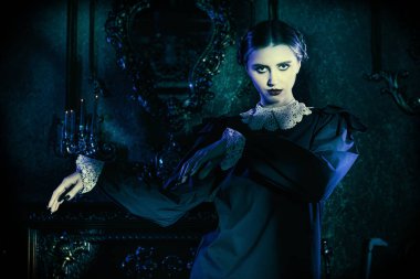 Mistik gotik roman. Kasvetli bir kalede ay ışığında dans eden, katı siyah elbiseli, beyaz yakalı çekici bir esmer kızın portresi. Addams Aile Stili.