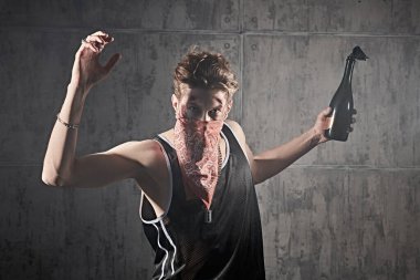 Yüzünde yaralar ve yüzünü kapatan bandana elinde bir yangın bombası tutan kararlı bir adam. Grev, devrim. Aksiyon filmi kahramanı.