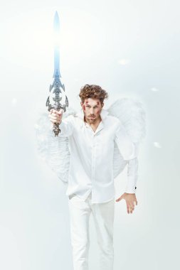 Fantezi kahramanı. Haşmetli Başmelek elinde kılıçla nöbet tutuyor. Beyaz arka plan. Sevgililer Günü.