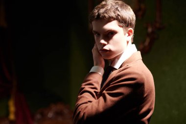 Saygıdeğer bir takım elbise giyen ciddi bir bakımlı gencin portresi. Hem de klasik iç mimarisi olan lüks bir dairede dikilirken. Moda ve lüks yaşam tarzı. 