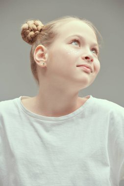 Stüdyo arka planında parlak çilleri olan sevimli mutlu bir kızın portresi. Çocuk konsepti.