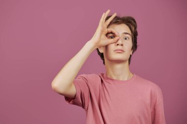 Aktif, komik bir gencin portresi. Fotokopi alanı olan parlak bir stüdyo. Ergenlik, duygular ve deneyimler. 