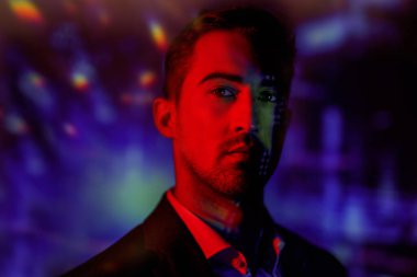 Kameraya sakince ve özgüvenle bakan takım elbiseli saygıdeğer bir iş adamının portresi. İş konsepti. Stüdyo resmi.