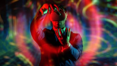 Sanal gerçeklik gözlüklü bir erkek işadamı 3 boyutlu bir hologramı yönetiyor. İş stratejileri ve taktikleri. Geleceğin bilgi teknolojileri.