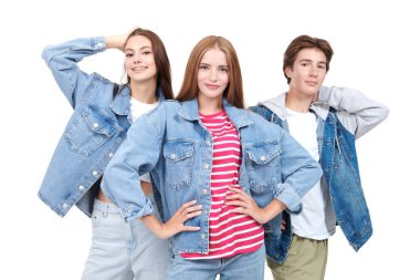 Beyaz stüdyo arka planında poz veren modern gençlerin moda portresi. Denim tarzı, gençlik tarzı. Eğitim. 