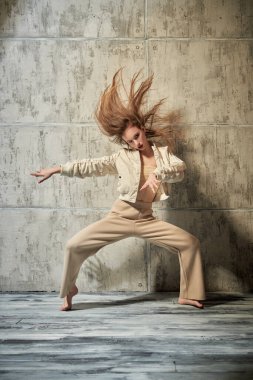 Çağdaş danslar. Grunge stüdyosunda poz veren genç ve güzel bir dansçı..