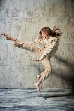 Çağdaş danslar. Modern stil dansçı kız grunge stüdyosunun arka planına atlıyor..  