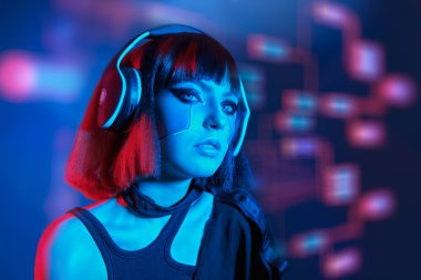 Disko siber punk kızı. Parlak kırmızı makyajlı, şık kızıl saçlı, kulaklıklı, neon kırmızılı ve mavi ışıklı çekici bir kız. Gece partisi.  