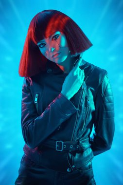 Geleceğin dijital teknolojileri. Fütürist gözlüklü, neon renkli ışıkta duran mükemmel siber kız. Siber uzay. Sanal gerçeklik oyunları.