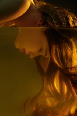 Uzun saçlı güzel bir peri masalı kızı gözleri kapalı su altına iner. Su sanatı fantezisi. Deniz kızı, su perisi..